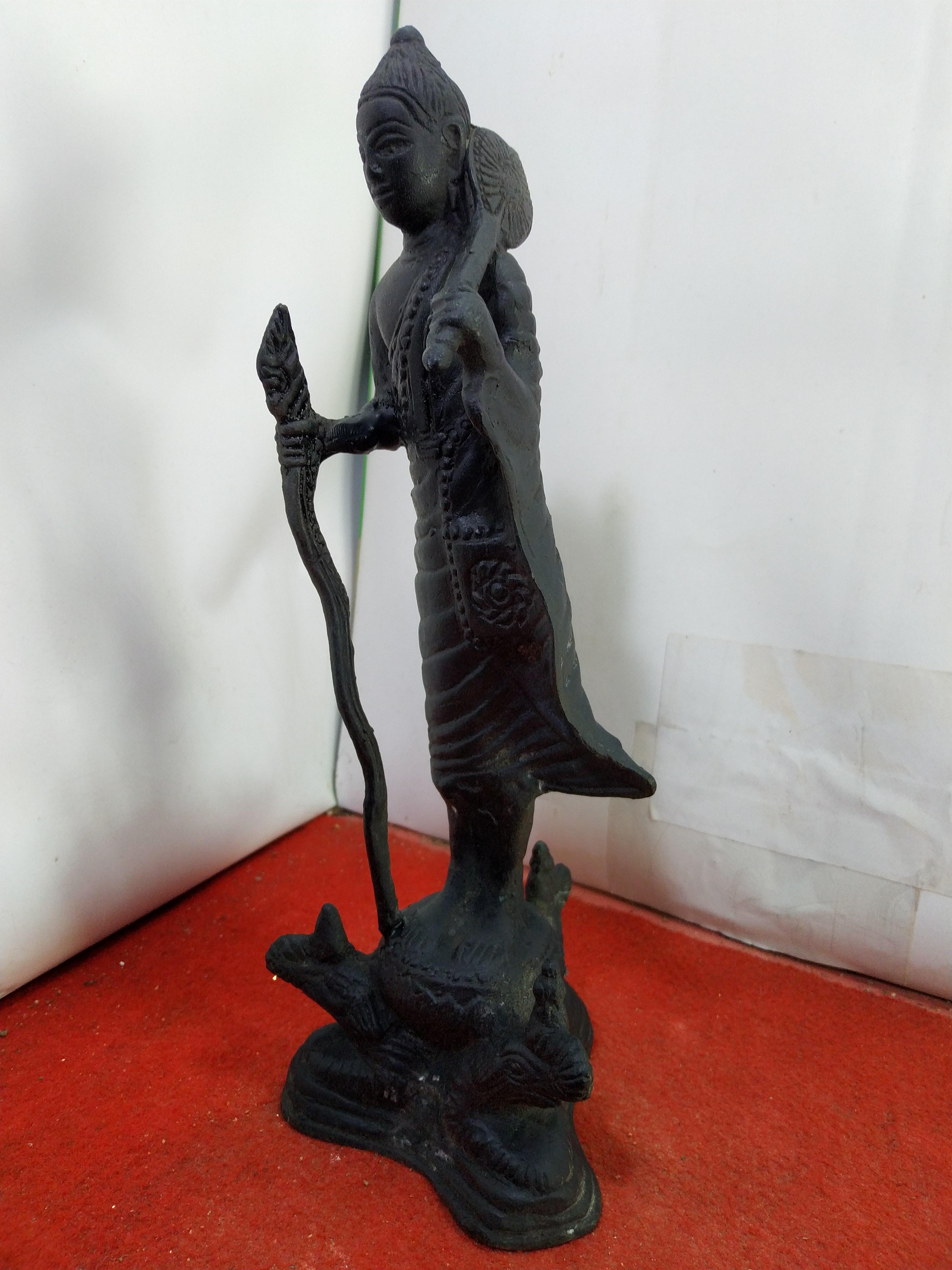 พระสิวลี ยืนบนฐานช้างสามเศียร เนื้อสำริดสภาพเก่า SKU-00329