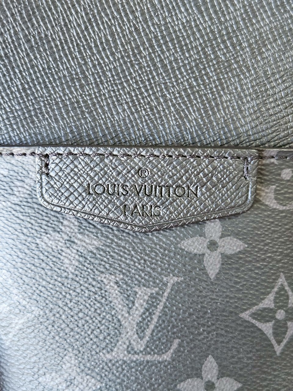 LV Outdoor Slingbag Taigarama Black Microchip