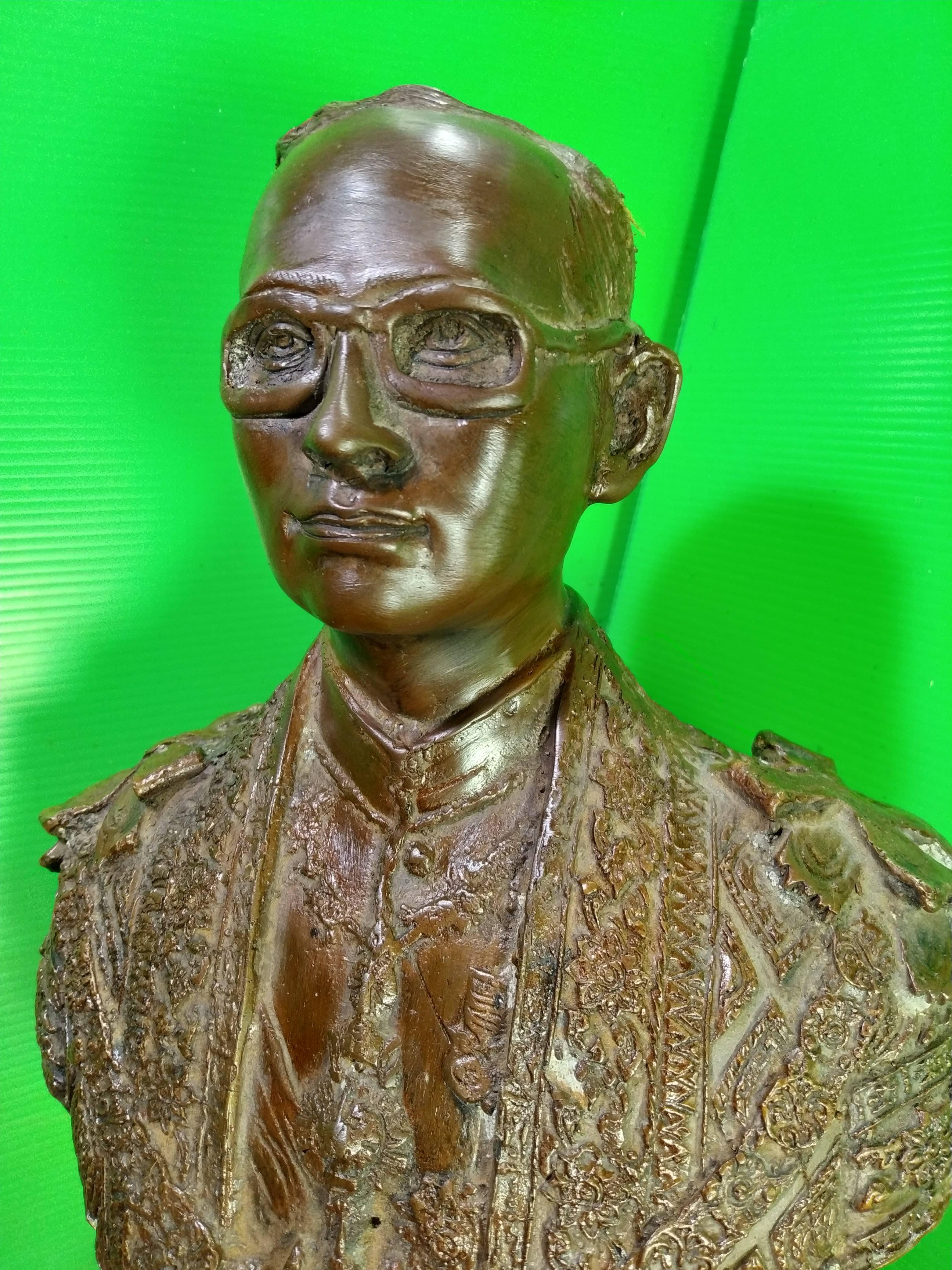 พระบรมรูปหล่อ ครึ่งองค์ ในหลวงรัชกาลที่ ๙