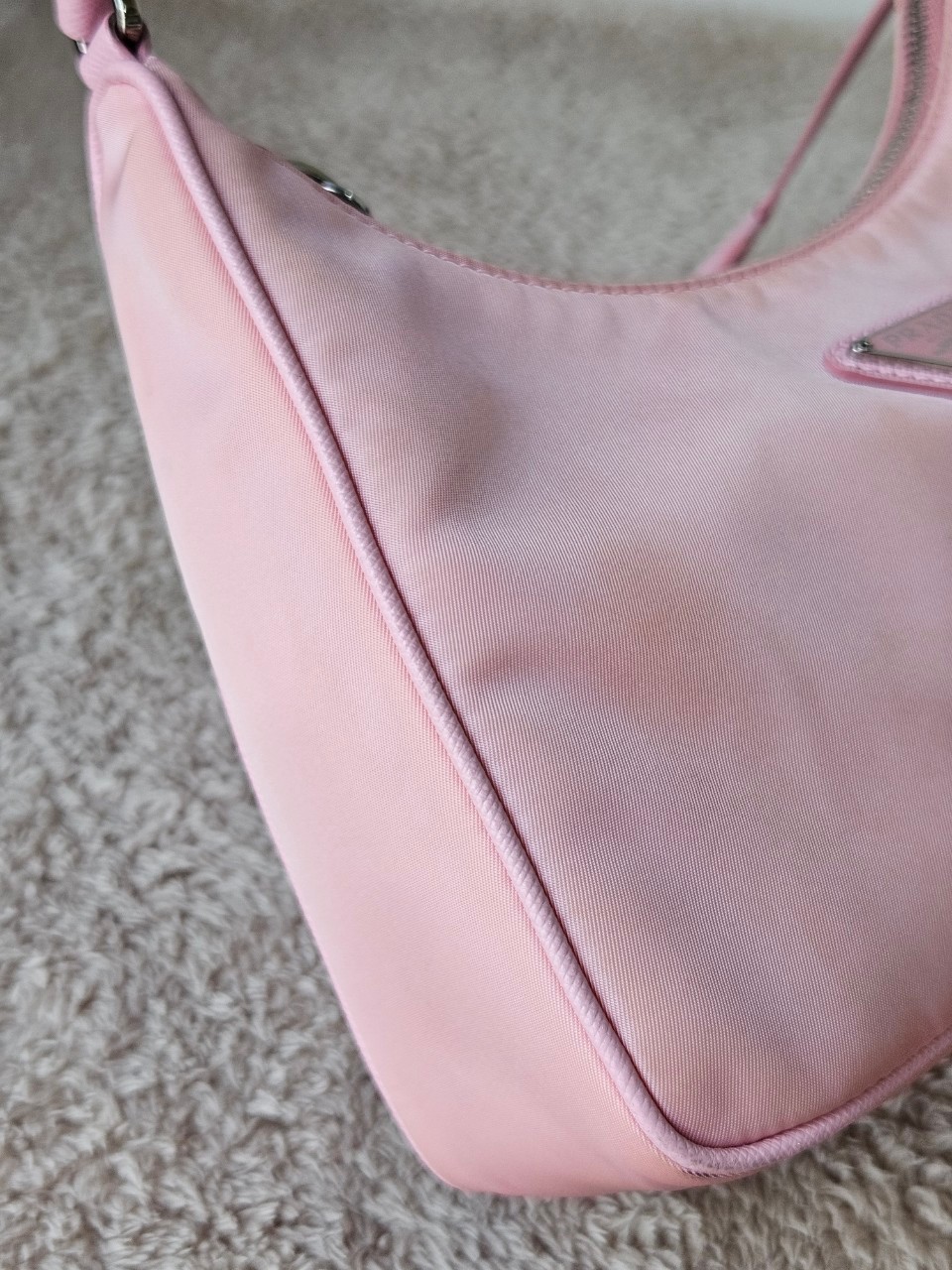 Prada Re-Edition 2005 Re-Nylon หูหนัง สีชมพู