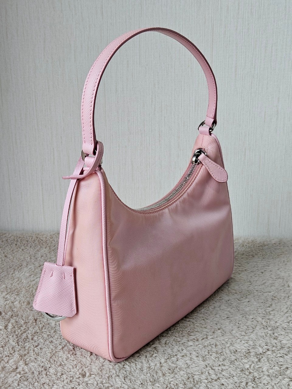 Prada Re-Edition 2005 Re-Nylon หูหนัง สีชมพู