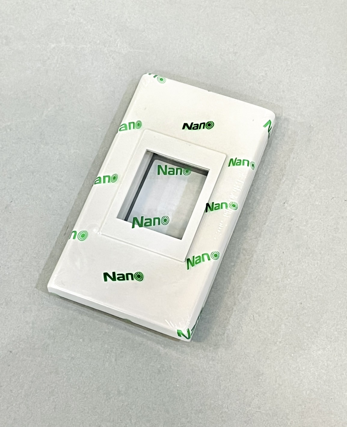 หน้ากากเบรคเกอร์ สีขาว นาโน 400-SFW