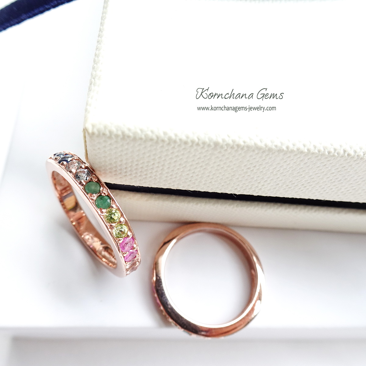 แหวนแถวพลอยแฟนซี น่ารัก พลอย 8 ชนิดสลับสีม่วงอเมทิสท์,ไพลินหรือบลูแซฟไฟร์,ฟ้าบลูโทพาส,เขียวมรกต,เขียวเพอริดอท,ชมพูทับทิม,ชมพูอ่อนโรสควอทซ์ และขาวไวท์โทพาส