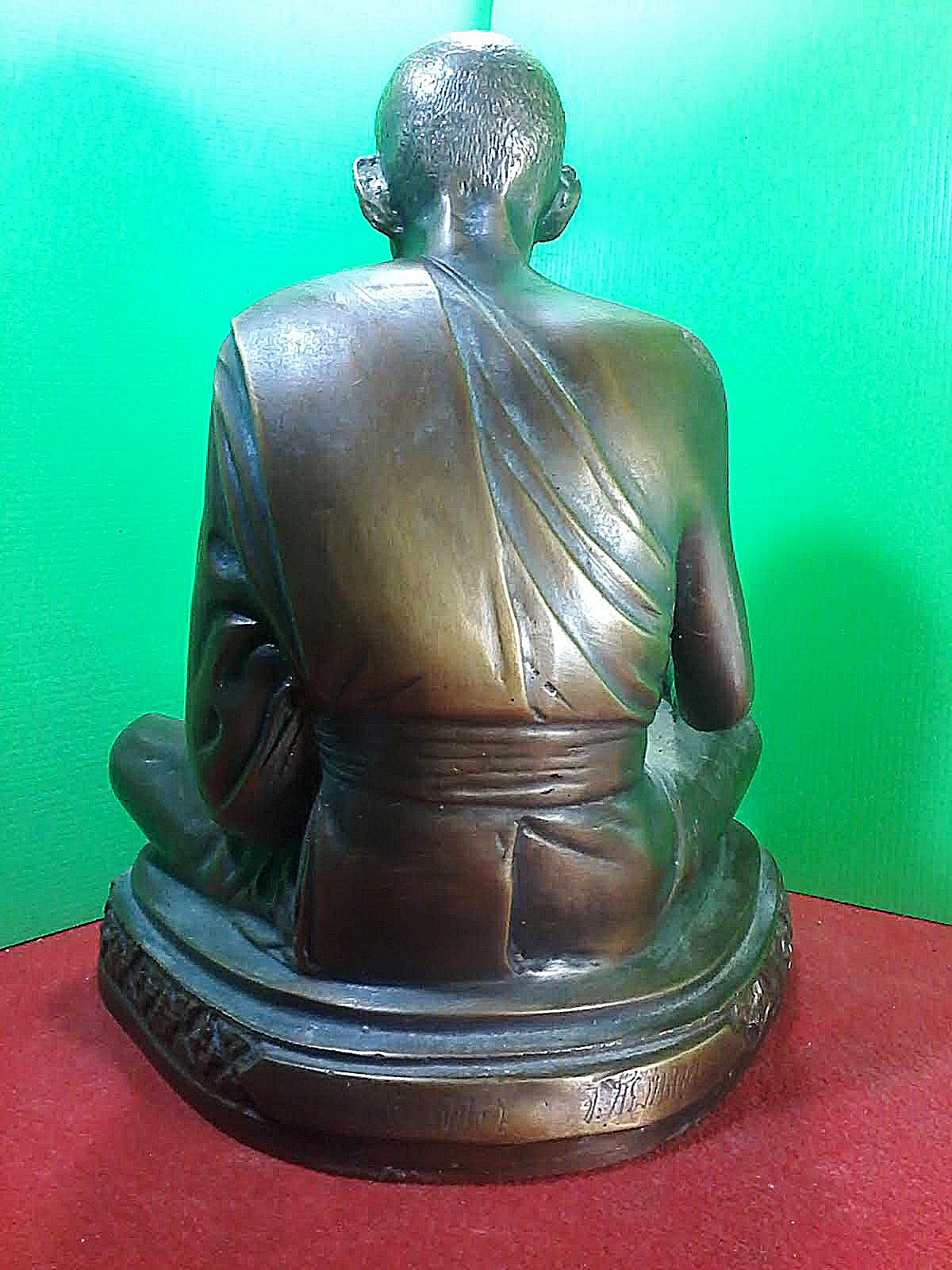 หลวงปู่ศุข วัดปากคลองมะขามเฒ่า อำเภอวัดสิงห์ จังหวัดชัยนาท หน้าตัก 9 นิ้ว