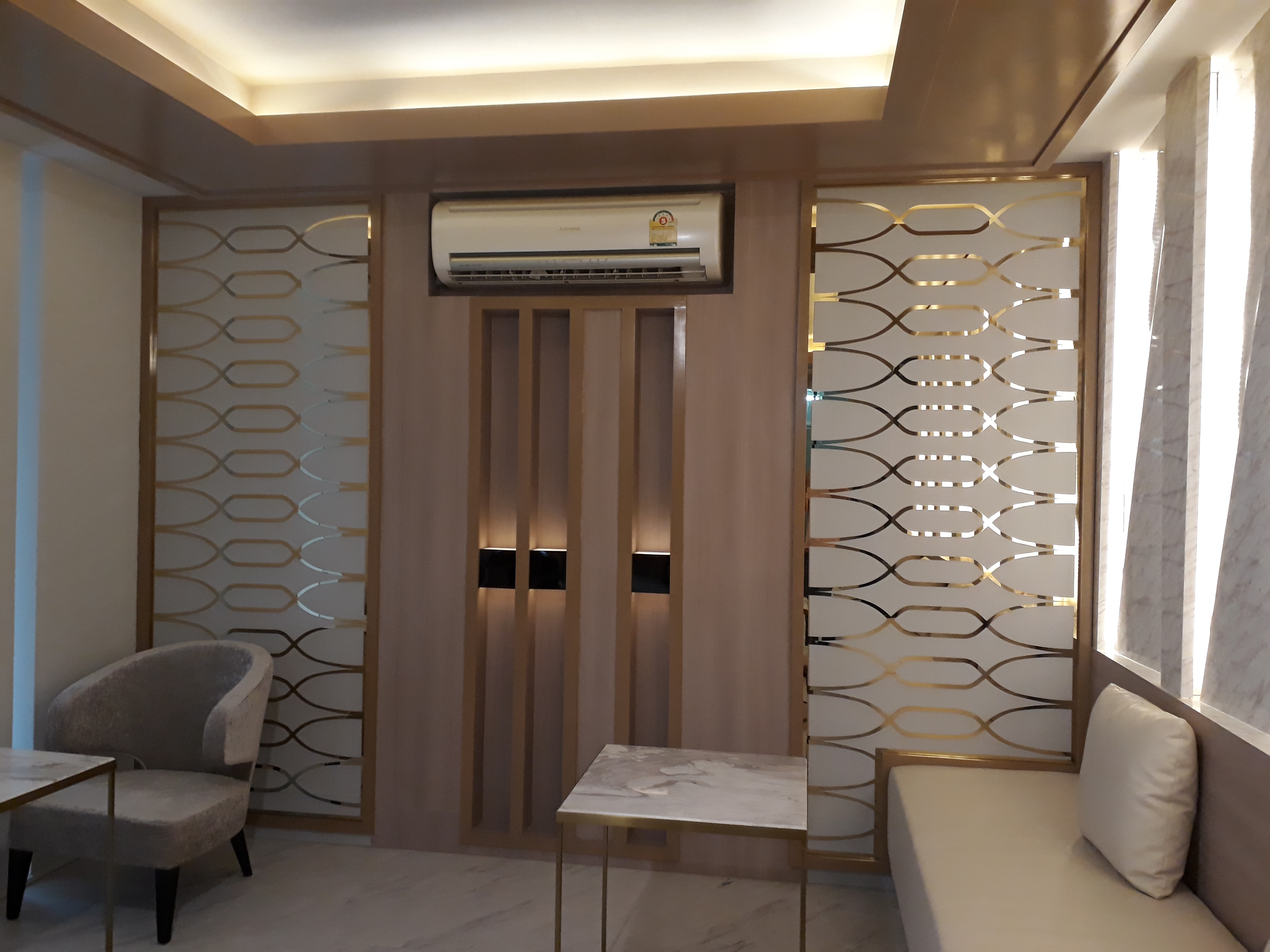 งานผลิตติดตั้ง MAYFAIR CLINIC ฉลุแผ่นไทเทเนี่ยมทองเงา 1 มม. ยึดแผ่นอะคลิลิค 3 มม. พร้อมติดตั้งราคาโรงงาน