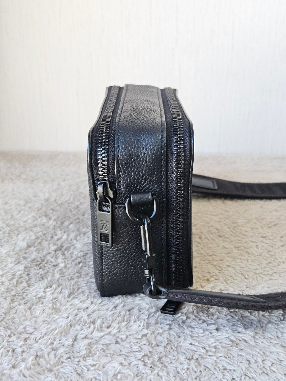 LV M59161 Alpha Wearable Wallet