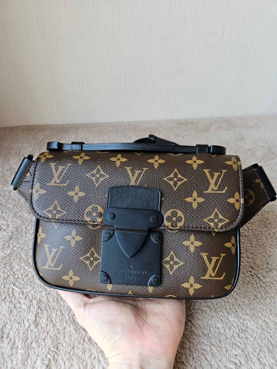 LV S-Lock Slingbag Microchip