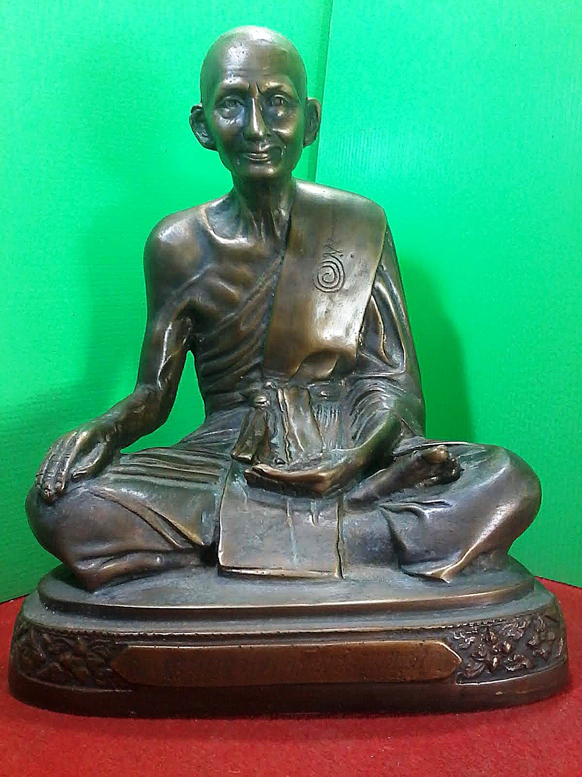 หลวงปู่ศุข วัดปากคลองมะขามเฒ่า อำเภอวัดสิงห์ จังหวัดชัยนาท หน้าตัก 9 นิ้ว