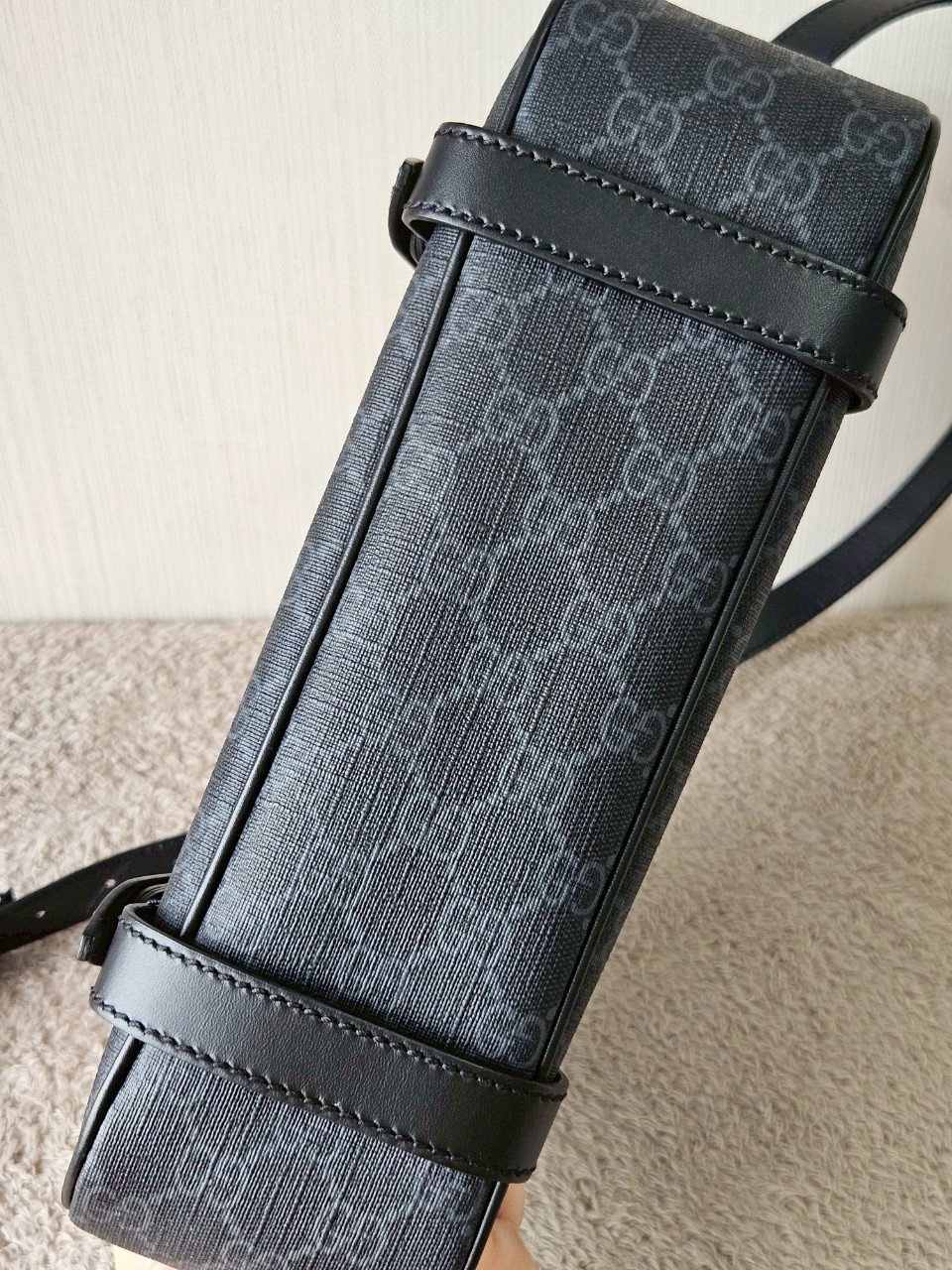 gucci messenger black GG