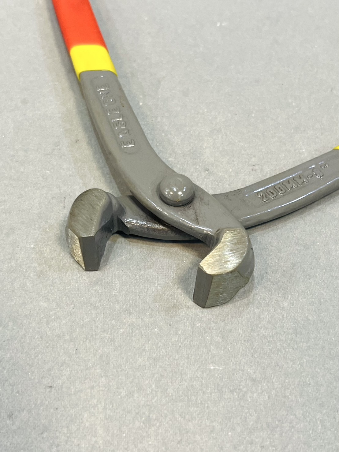 คีมผูกลวดขาหุ้มยาง 8" Eagle One