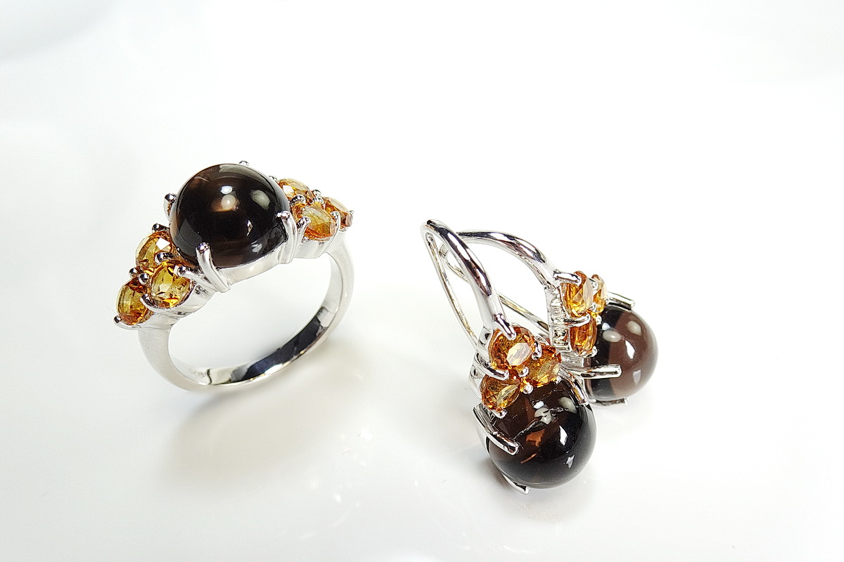 เซ็ทแหวนและต่างหูพลอยสีน้ำตาล Smoky Quartz อัญมณีประจำราศีตุลย์ในโทนสีน้ำตาล แมทซ์กับสีเหลืองสดใสของซิทริน citrin ที่บ่าข้าง สวยเคร่งขรึม เรียบหรูลงตัว