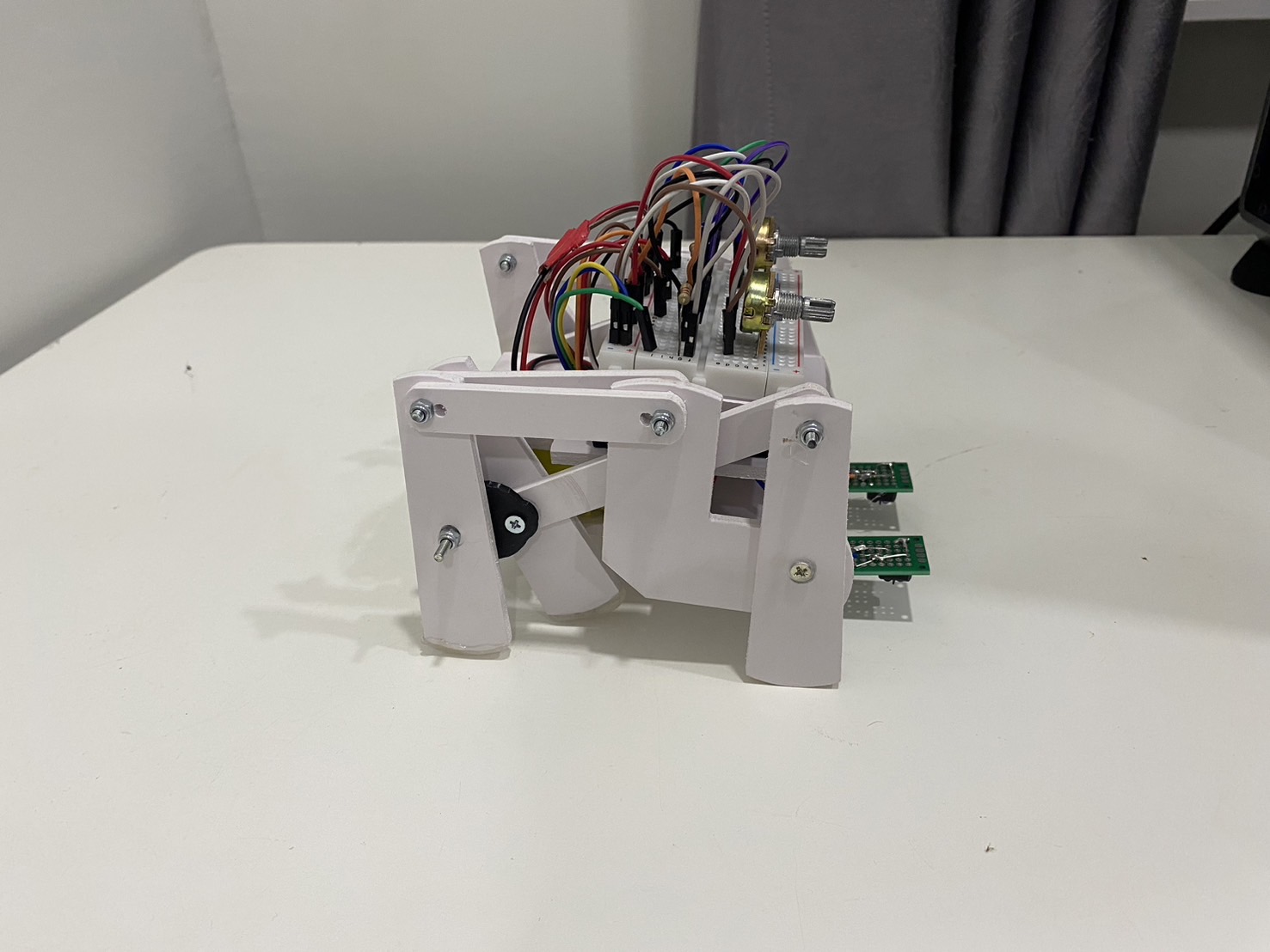 หุ่นยนต์เดินตามเส้น 6ขา รุ่น AR-2ื (ขึ้นเนินได้) 2024