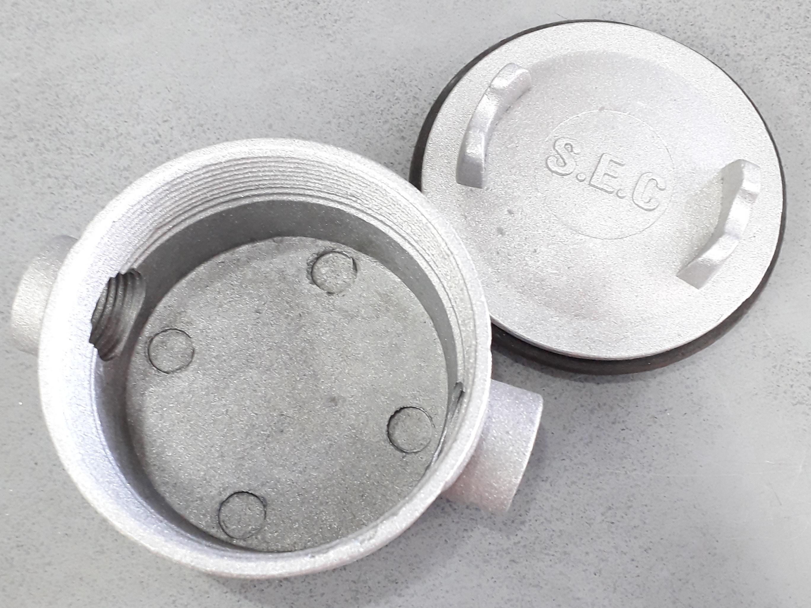 บ็อกกลมกันน้ำ 1/2" - 3/4" 2ทาง