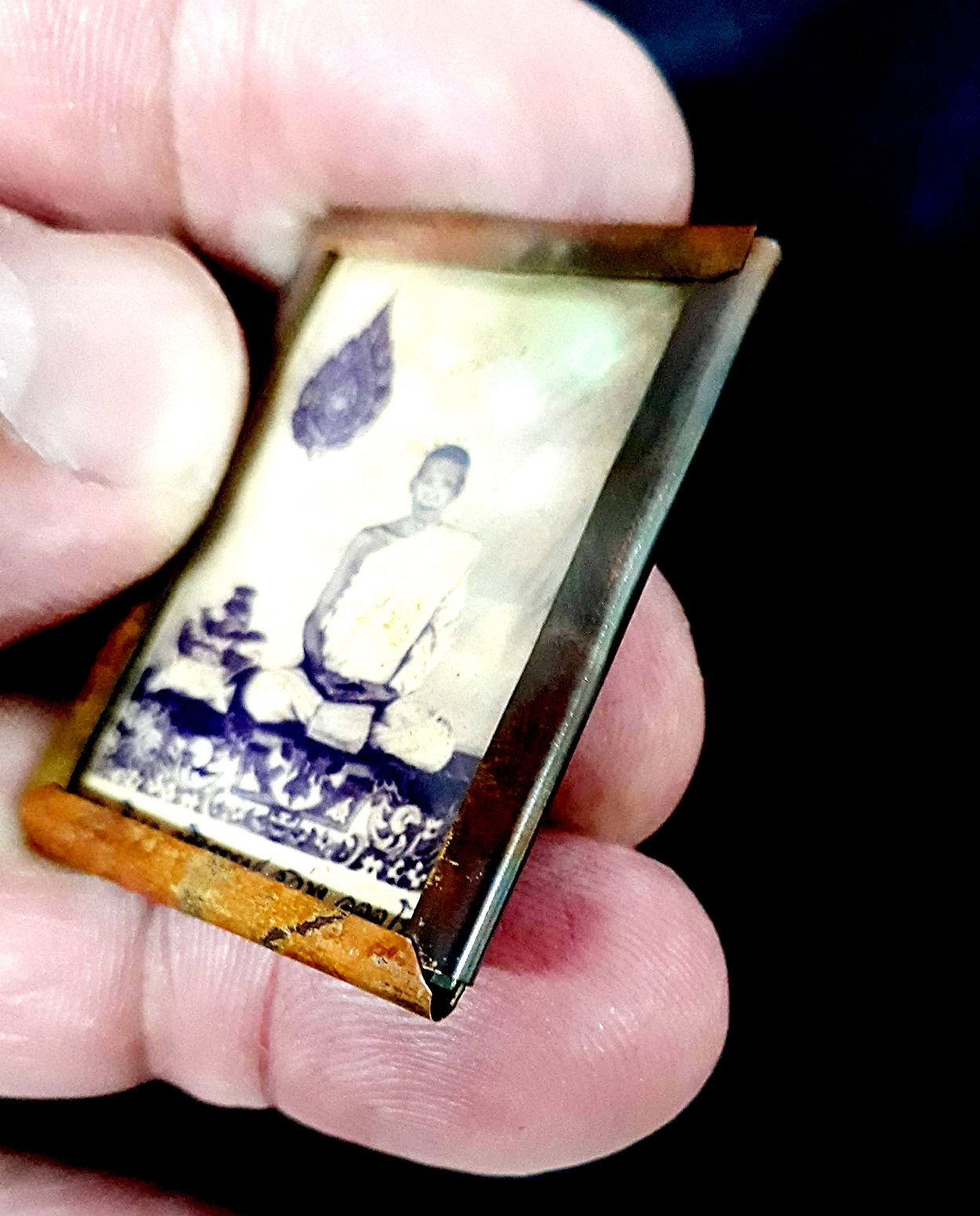 รูปถ่ายฉลองพัดยศ หลวงพ่อวิบูลวชิรธรรม (หลวงพ่อสว่าง อุตฺตโร) เลี่ยมกรอบทองแดง ขนาดคล้องคอ
