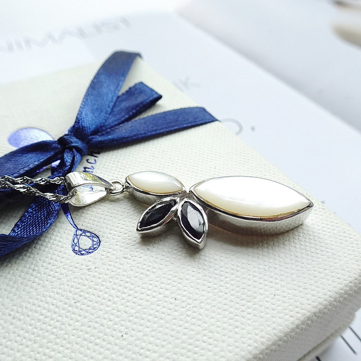 จี้เปลือกหอยมุก Mother of pearl เงางาม ดีไซน์เก๋แมทซ์กับไพลินสีน้ำเงินเข้ม สวยหวาน ตัวเรือนเงินแท้ silver 925