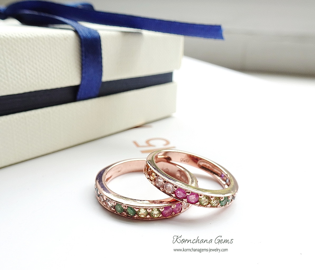 แหวนแถวพลอยแฟนซี น่ารัก พลอย 8 ชนิดสลับสีม่วงอเมทิสท์,ไพลินหรือบลูแซฟไฟร์,ฟ้าบลูโทพาส,เขียวมรกต,เขียวเพอริดอท,ชมพูทับทิม,ชมพูอ่อนโรสควอทซ์ และขาวไวท์โทพาส