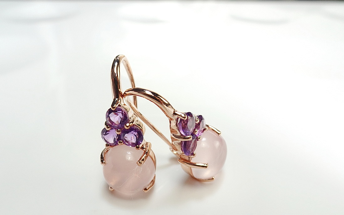 เซ็ทแหวนและต่างหูพลอยสีชมพูโรสควอทซ์ (rosequartz) พลอยหลังเบี้ย สีชมพูอ่อนใส หวานละมุน แมทซ์กับสีม่วงสดใสของอเมทิสท์ amethyst ที่บ่าข้าง สวยหวานลงตัว