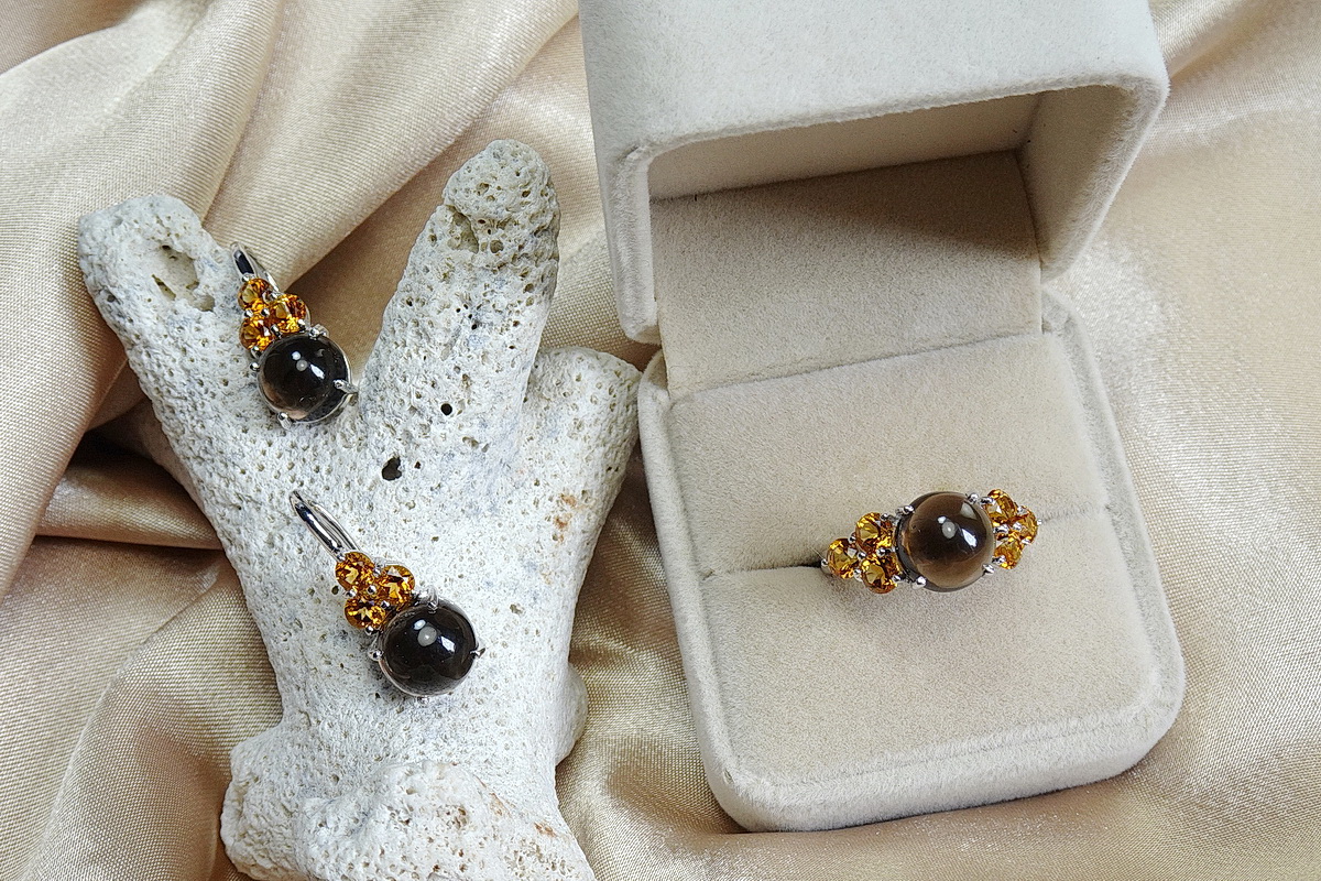เซ็ทแหวนและต่างหูพลอยสีน้ำตาล Smoky Quartz อัญมณีประจำราศีตุลย์ในโทนสีน้ำตาล แมทซ์กับสีเหลืองสดใสของซิทริน citrin ที่บ่าข้าง สวยเคร่งขรึม เรียบหรูลงตัว