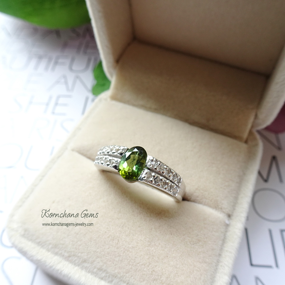 แหวนพลอยกรีนทัวร์มาลีน สีเขียวอ่อน bright green ให้เฉดสีออกไปทางสีเขียวอ่อนใสค่ะ สีสวยมากค่ะ ก้อนพลอยดิบจากธรรมชาติ ไม่ผ่านการปรับปรุง