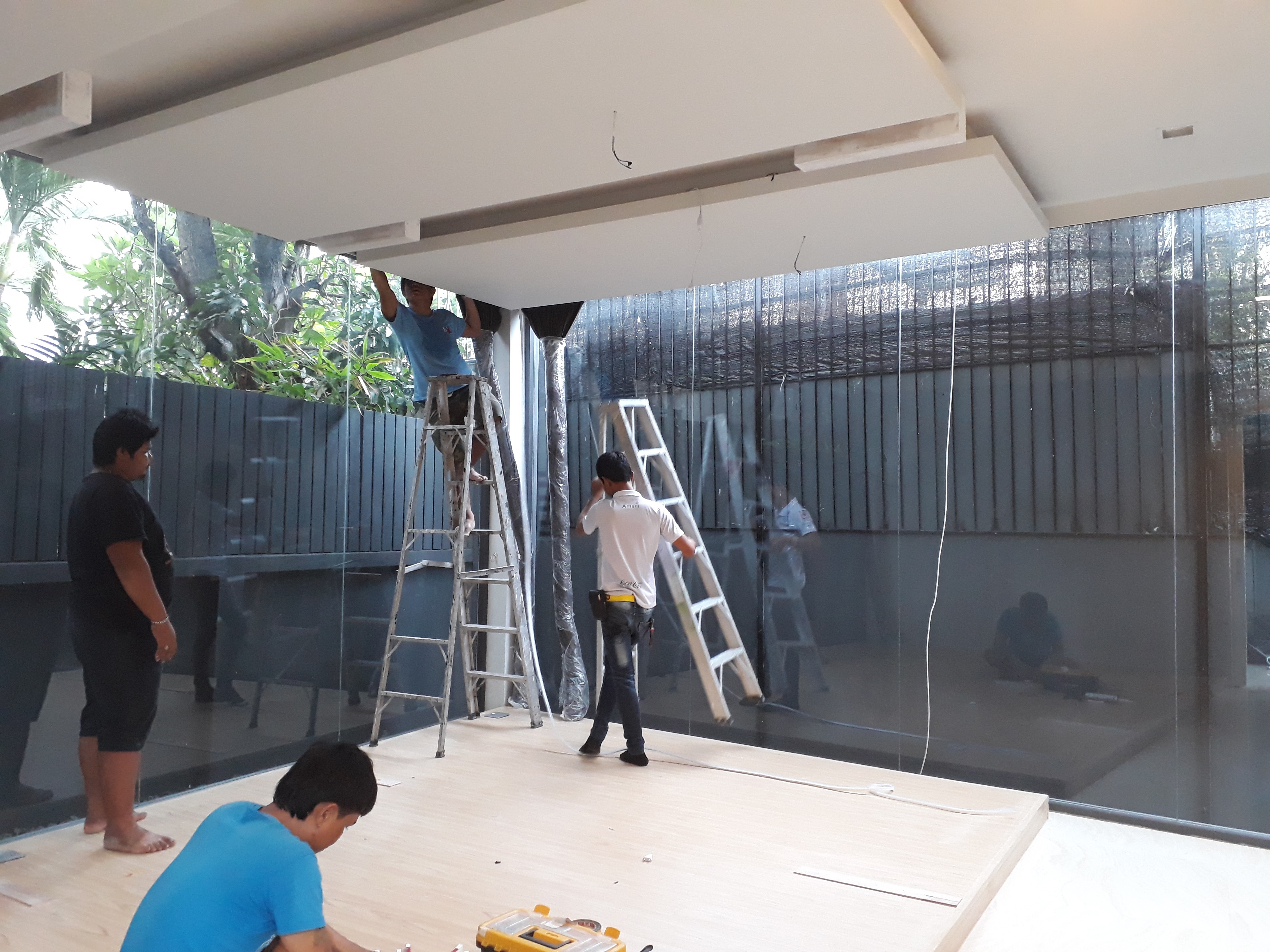 งานผลิตติดตั้ง MAYFAIR CLINIC ฉลุแผ่นไทเทเนี่ยมทองเงา 1 มม. ยึดแผ่นอะคลิลิค 3 มม. พร้อมติดตั้งราคาโรงงาน