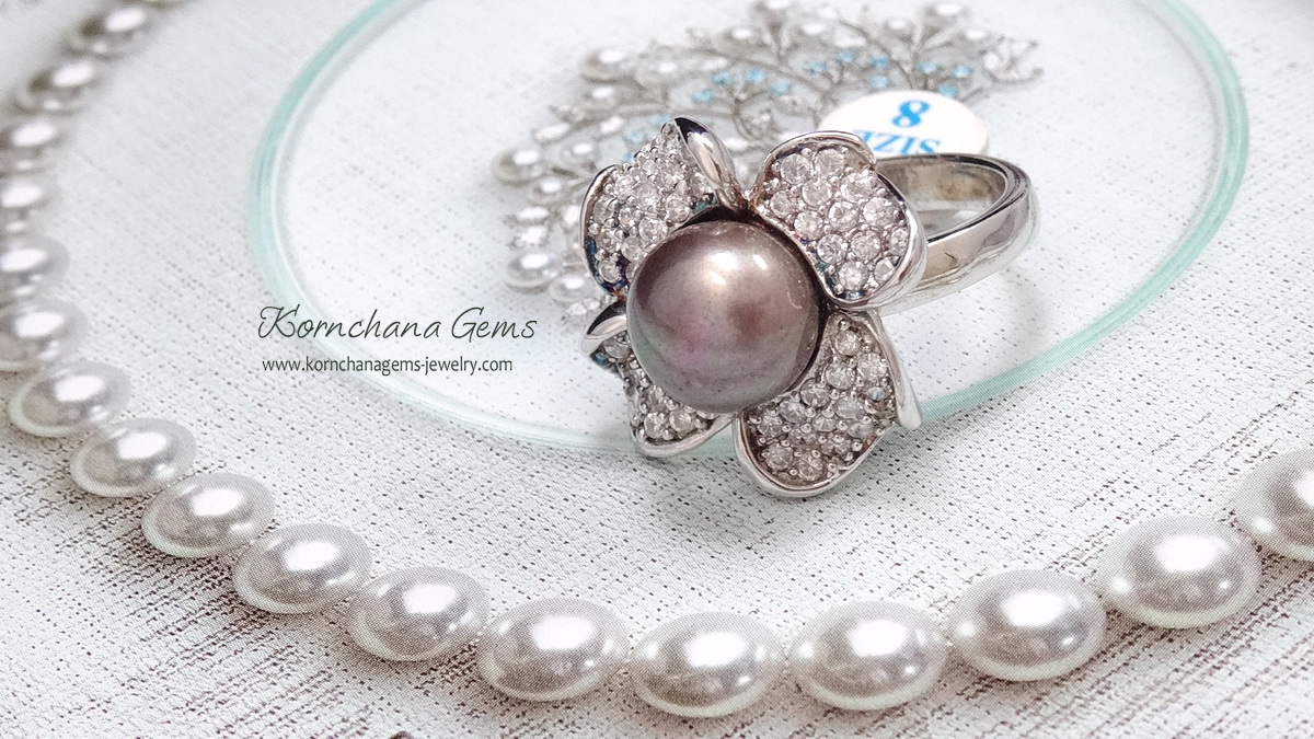 แหวนดอกไม้มุกแท้สีเทา กลีบดอกไม้ฝังเพชร cz เกรดพรีเมี่ยม ตัวเรือนเงินแท้ ชิ้นงานประณีต รับประกันความพึงพอใจ