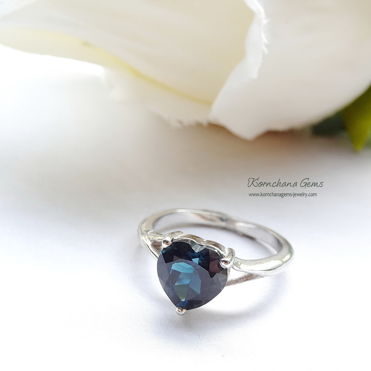 แหวนหัวใจสีน้ำเงินพลอยลอนดอนบลูโทพาส สีน้ำเงินเข้มเม็ดเดียวโดดเด่น สวยคลาสสิคสง่างาม สื่อถึงรักแท้รักเดียว ตัวเรือนเงินแท้