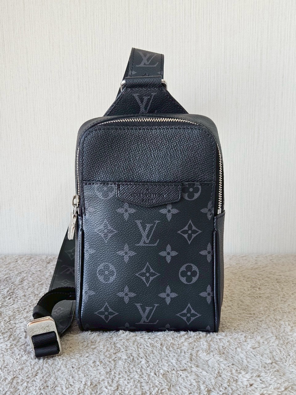 LV Outdoor Slingbag Taigarama Black Microchip