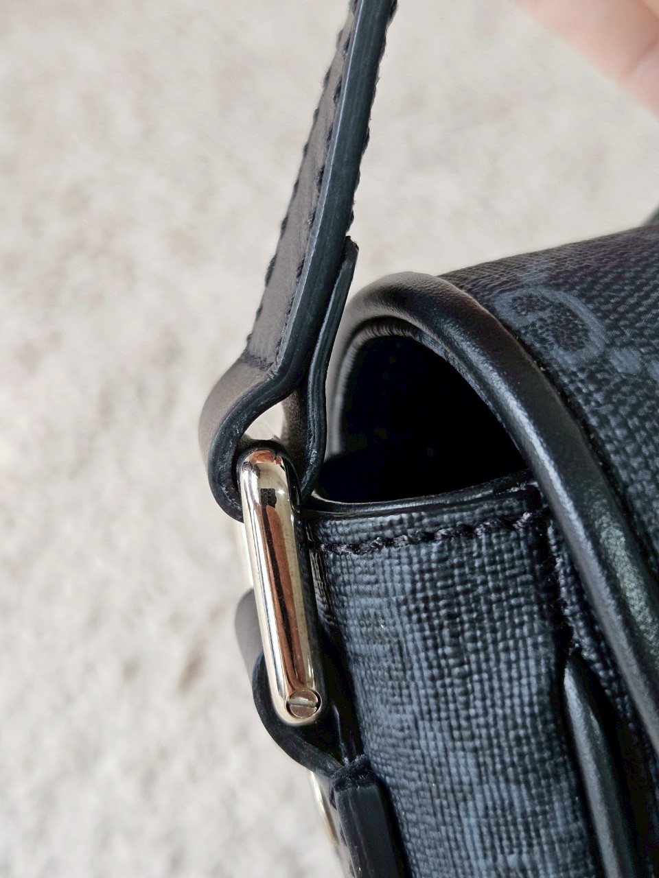 gucci messenger black GG