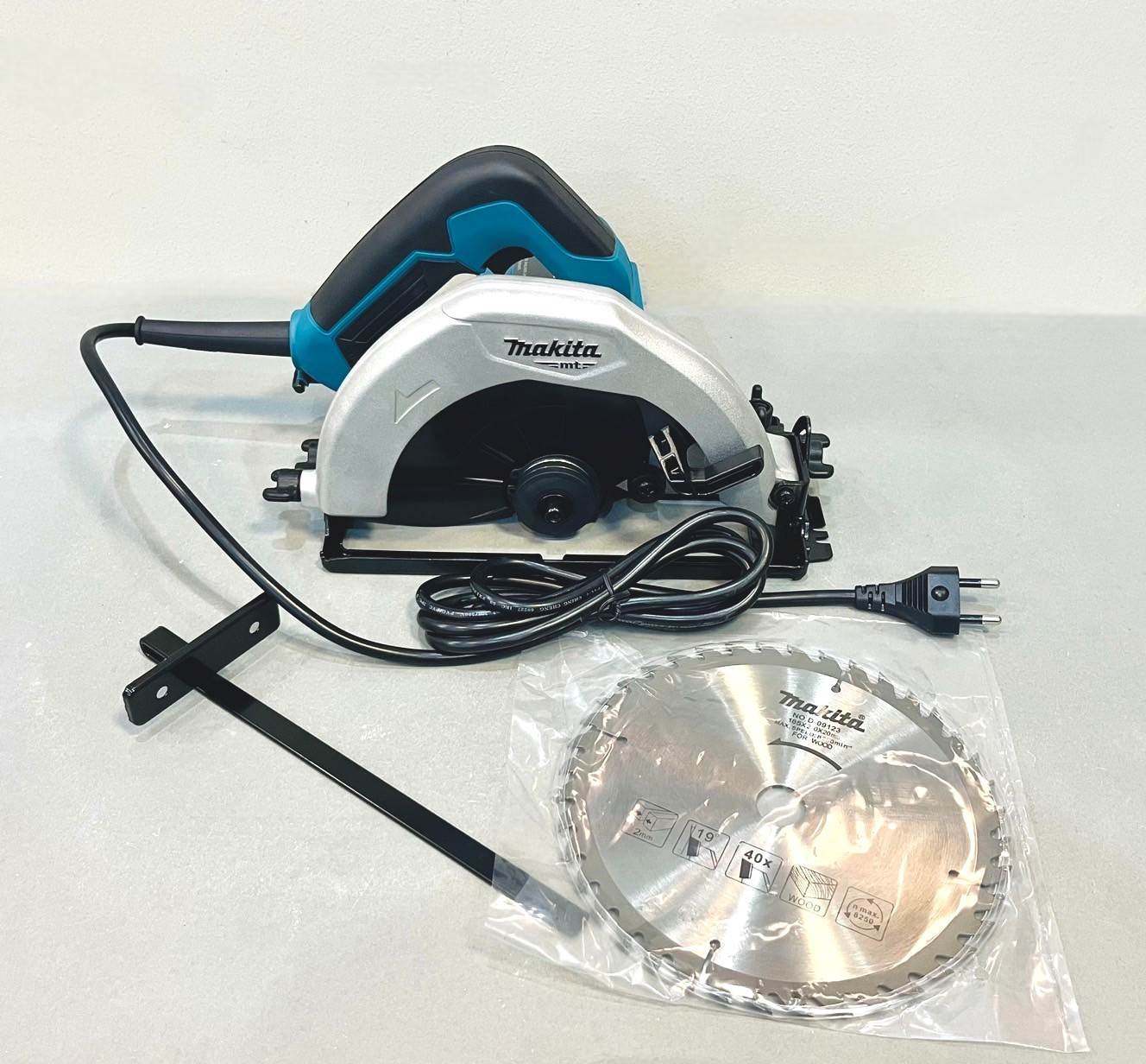 เครื่องเลื่อยวงเดือน 7" M5801B 1050w MAKITA