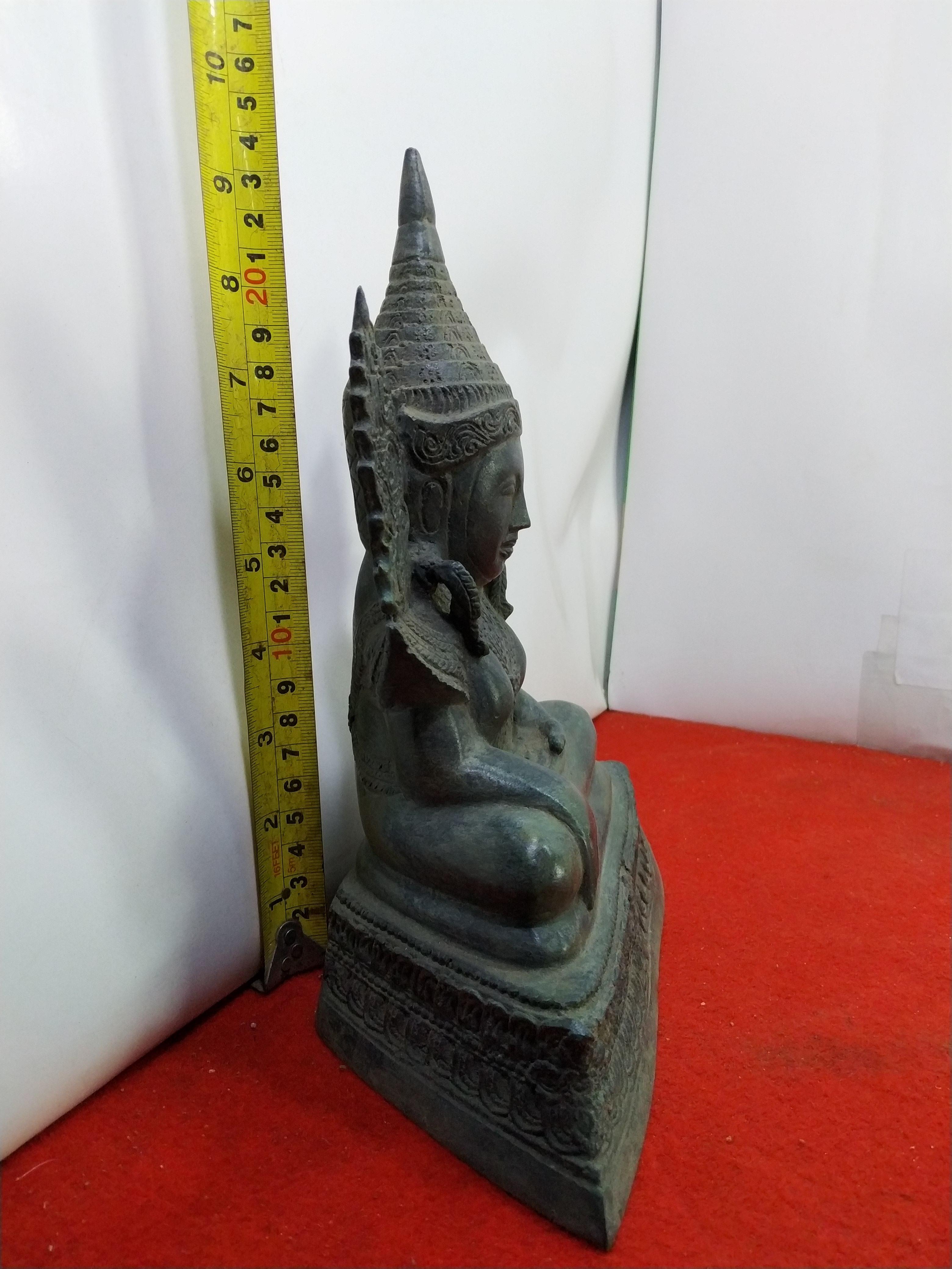 พระมหามัยมุนี หรือ มหาเมียะมุนี ขนาดฐานกว้าง 8 นิ้ว เนื้อโลหะสำริด