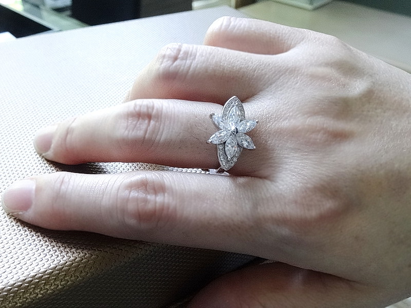 แหวนเพชร CZเกรดพรีเมี่ยม ดีไซน์รูปดอกไม้สวยหวานด้วยเพชรทรงมาร์คีย์ วิบวับเล่นไฟสุดขีด ตัวเรือนเงินแท้ ฝีมือประณีต