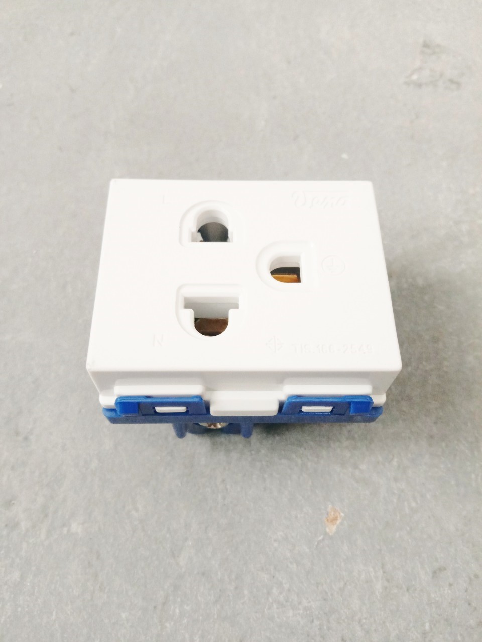 ปลั๊กกราวน์เดี่ยว วีน่า รุ่นใหม่ LR1672