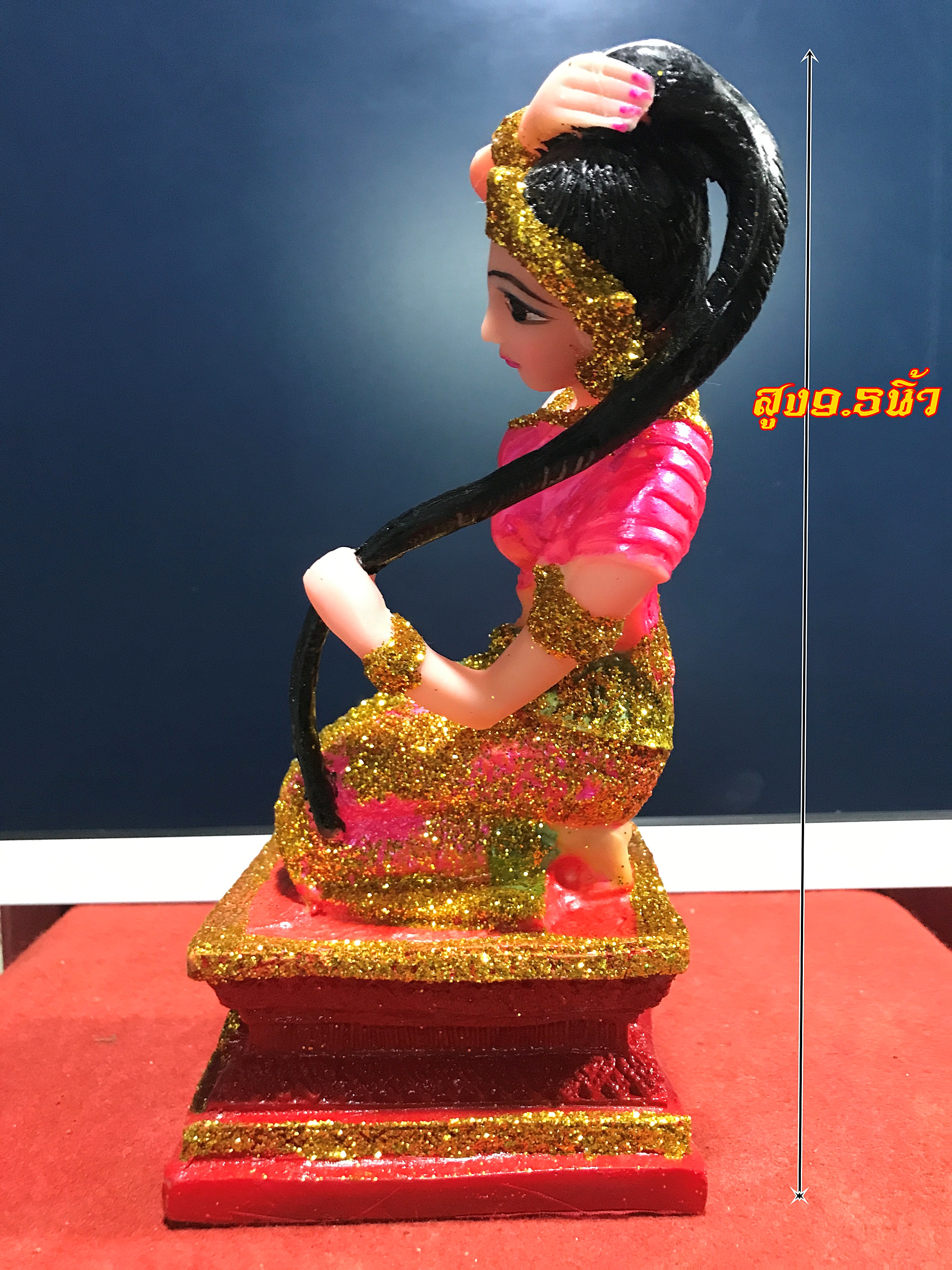 พระแม่ธรณีบีบมวยผม เป็นเทพมารดาแห่งโลก เพราะเป็นผู้ที่มีคุณต่อสรรพชีวิตบนโลก