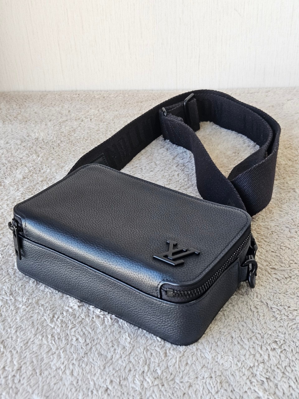 LV M59161 Alpha Wearable Wallet