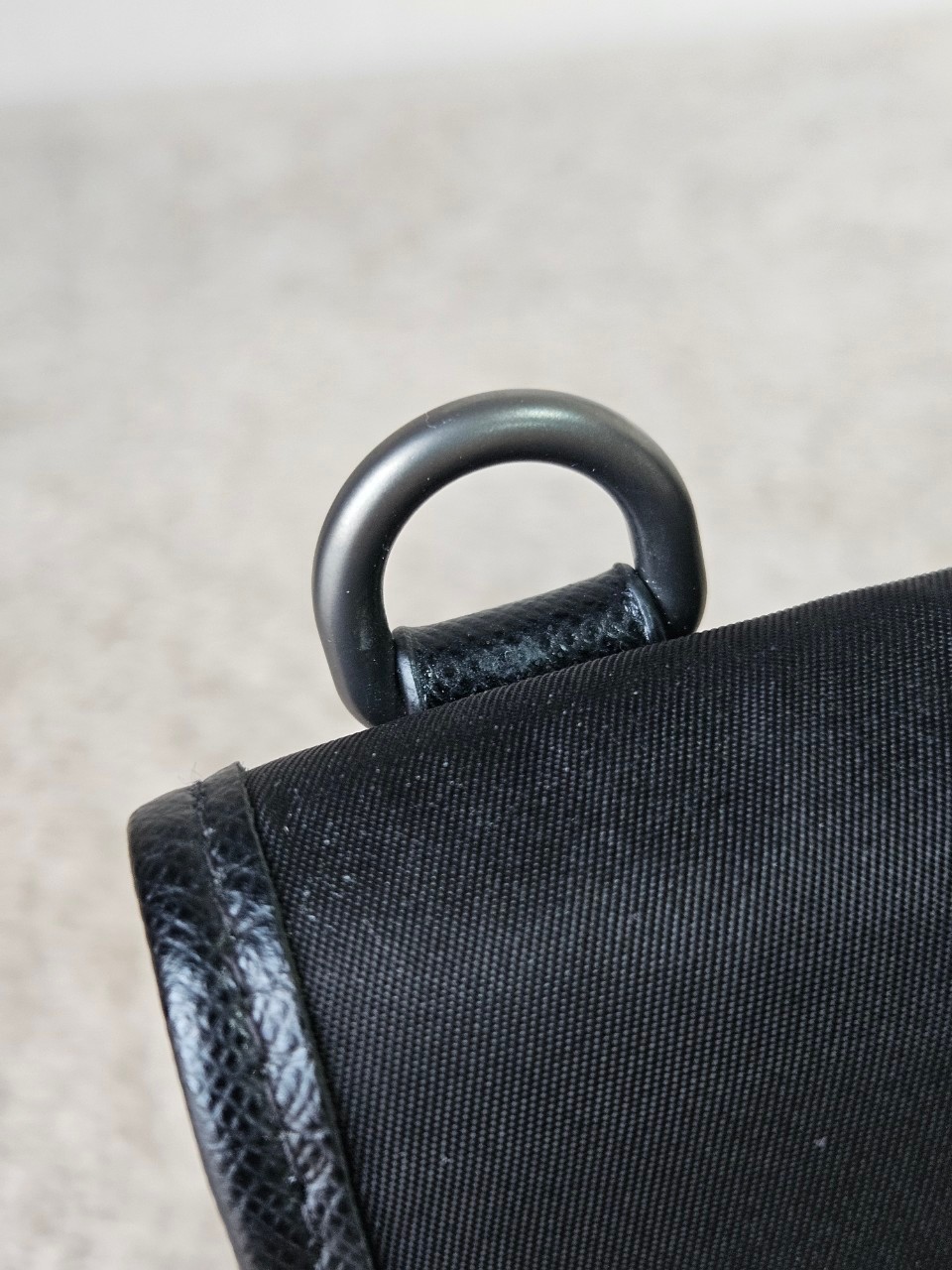 Prada Re-Nylon Smartphone Case สีดำ