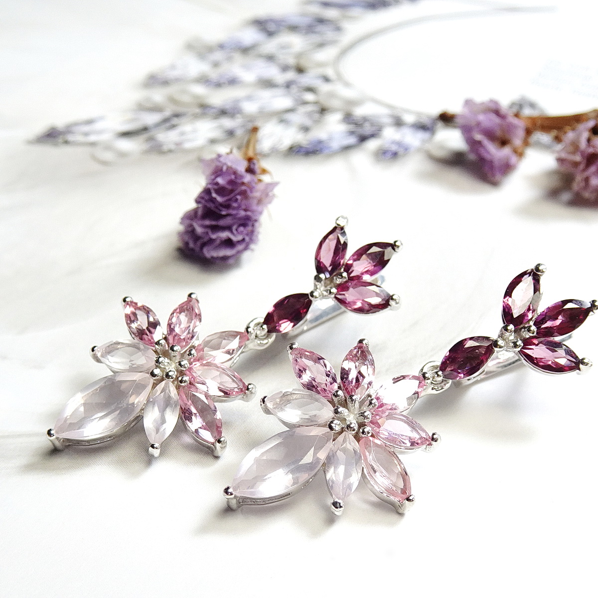 ต่างหูพลอยระย้าเฉดชมพูม่วง เก๋ด้วยพลอยทรงมาคีทุกเม็ด ตัวเรือนฝังพลอยโรโดไลท์สีม่วงอมชมพู ห้อยด้วยทัวร์มาลีนสีชมพูไล่เฉดชมพูเข้มอ่อนของโรสควอทซ์ สวยหวานละมุน