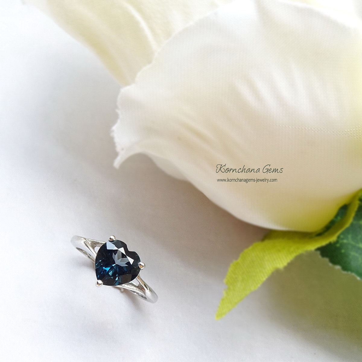 แหวนหัวใจสีน้ำเงินพลอยลอนดอนบลูโทพาส สีน้ำเงินเข้มเม็ดเดียวโดดเด่น สวยคลาสสิคสง่างาม สื่อถึงรักแท้รักเดียว ตัวเรือนเงินแท้
