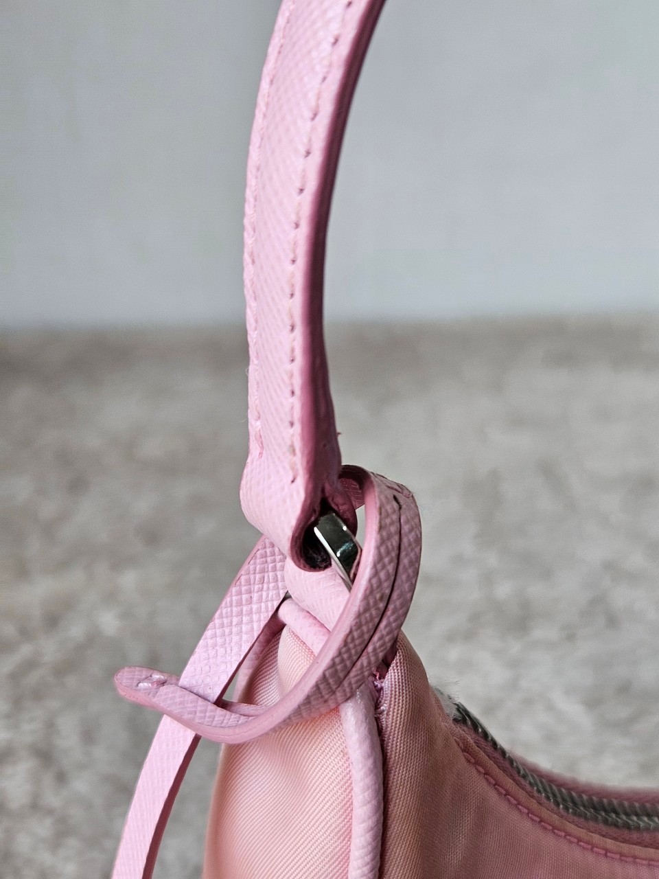 Prada Re-Edition 2005 Re-Nylon หูหนัง สีชมพู