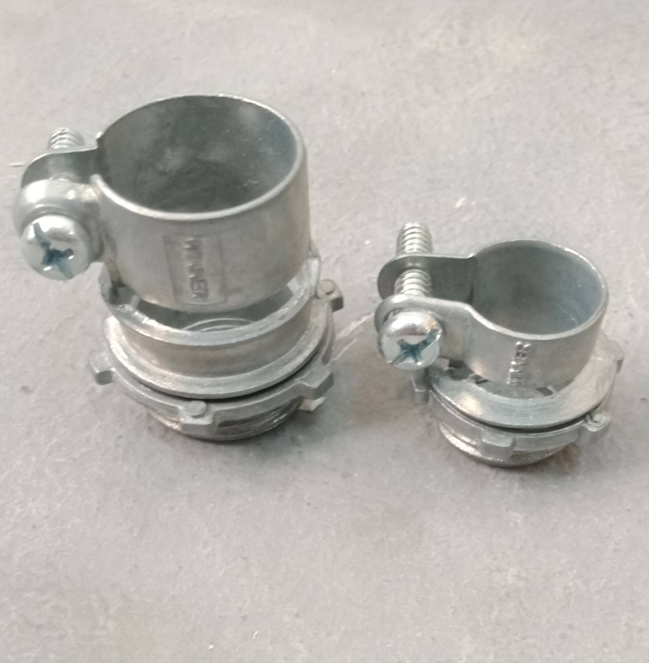 ข้อต่อเข้ากล่องท่ออ่อนเหล็ก 3/4" (คอนเน็คเตอร์เฟล็ก)