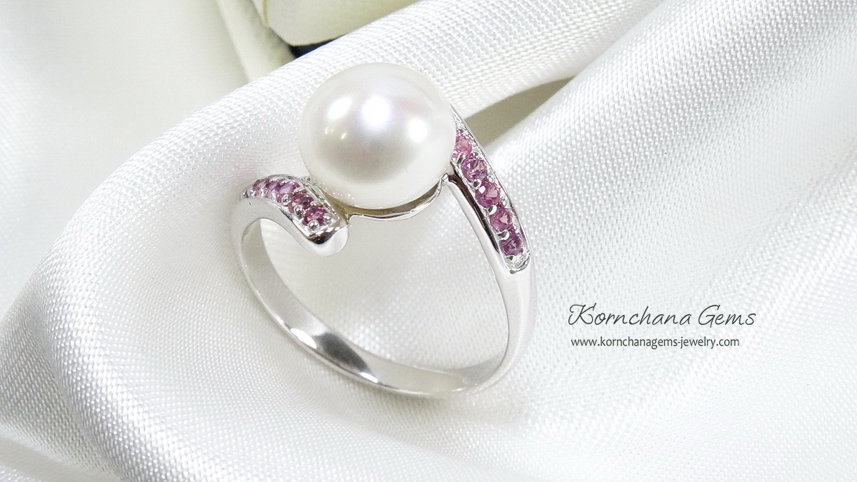 แหวนมุกน้ำจืดแท้สีขาวครีม บ่าข้างฝังพลอยโรโดไลท์สีชมพูหวาน น่ารักมากค่ะ ตัวเรือนเงินแท้ silver925 ชิ้นงานประณีต