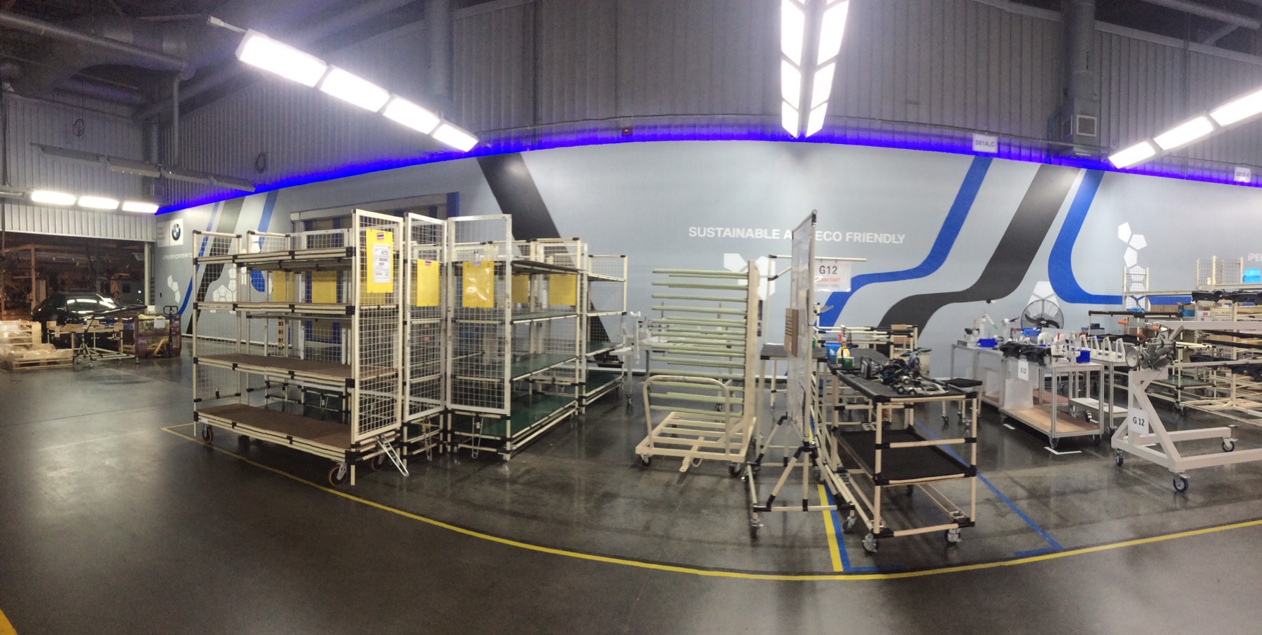 งานผลิตติดตั้ง โรงงาน BMW โครงสร้างเหล็กยึดผนัง กรุแผ่นพลาสวูด 10 มม. โปีวเก็บสี ติดสติกเกอร์ พร้อมติดตั้งราคาโรงงาน