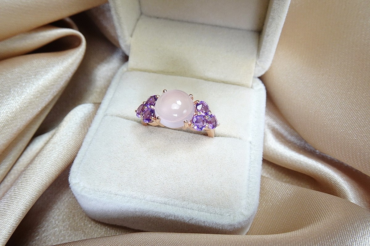 เซ็ทแหวนและต่างหูพลอยสีชมพูโรสควอทซ์ (rosequartz) พลอยหลังเบี้ย สีชมพูอ่อนใส หวานละมุน แมทซ์กับสีม่วงสดใสของอเมทิสท์ amethyst ที่บ่าข้าง สวยหวานลงตัว