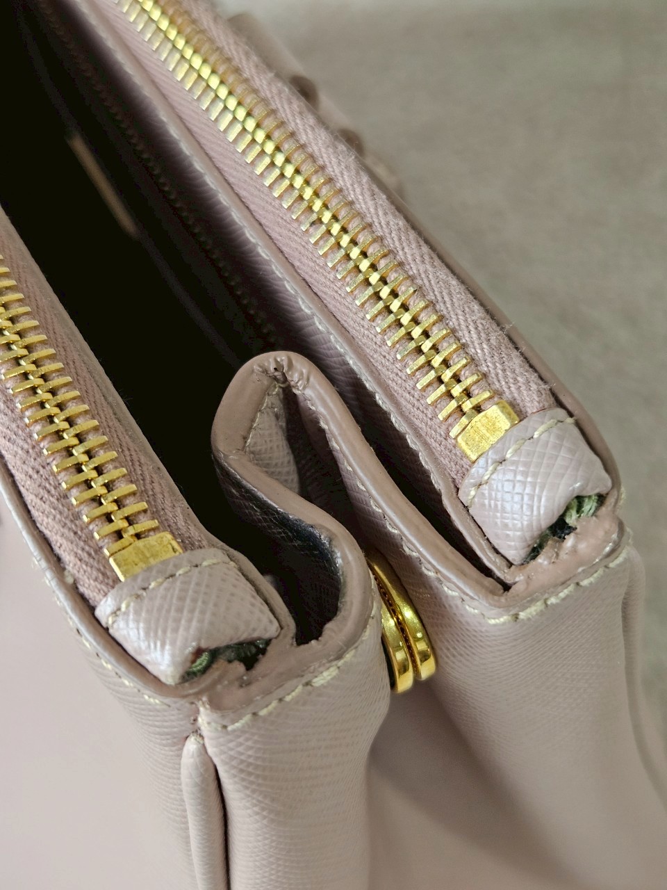 Prada Saffiano 35 Cameo