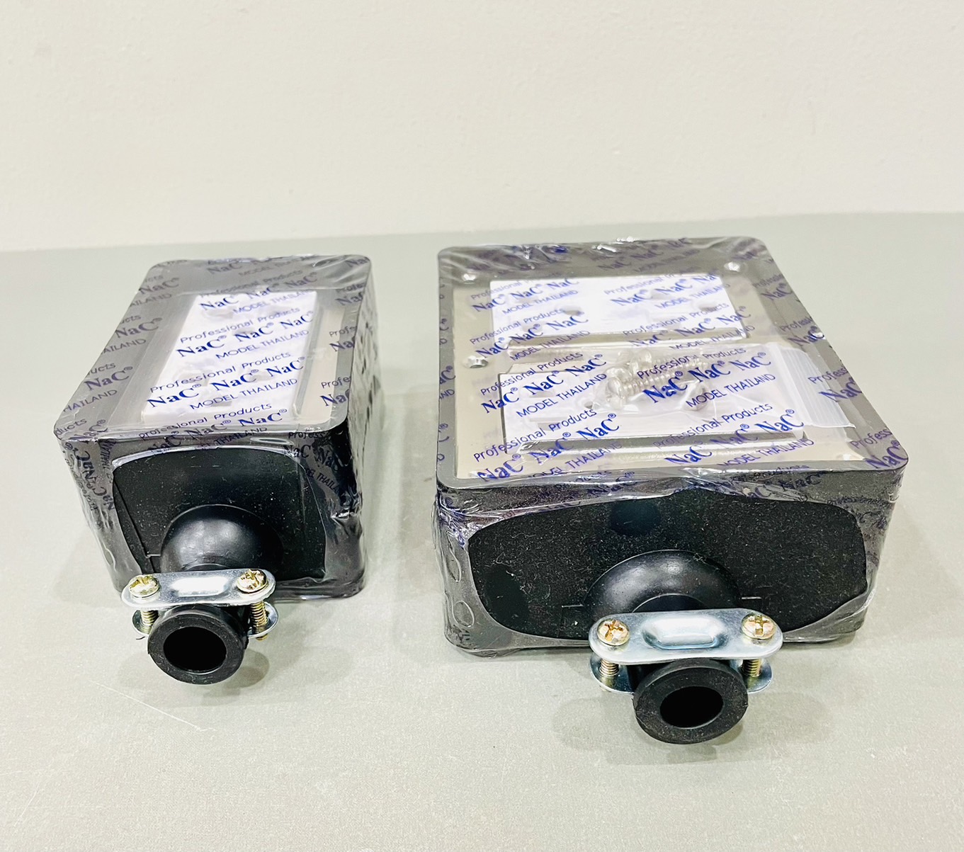 บ็อกยางกันกระแทก (ปลั๊กกราวน์คู่หุ้มยาง)