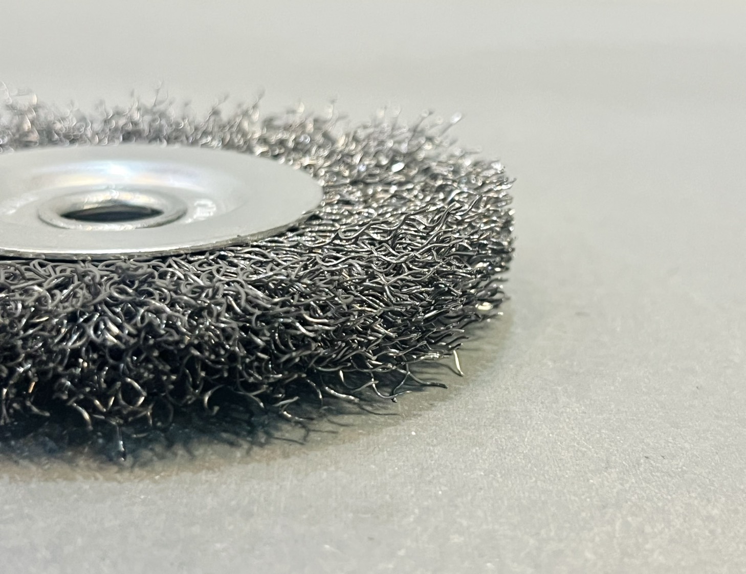 แปรงลวดกลมบาง 4" สีขาว STAR (แปรงล้อไม่มีแกน)