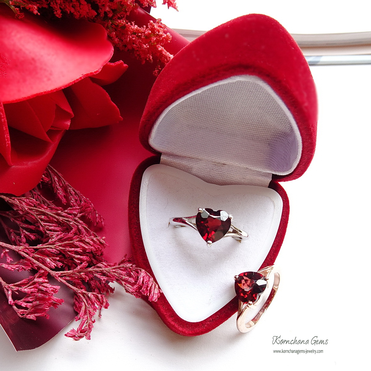 แหวนหัวใจสีแดงพลอยการ์เนทหรือโกเมนสีแดงเข้มเม็ดเดียวโดดเด่น น่ารัก สื่อถึงรักแท้รักเดียว ตัวเรือนเงินแท้ silver925 ชิ้นงานประณีต จัดส่งรวดเร็ว