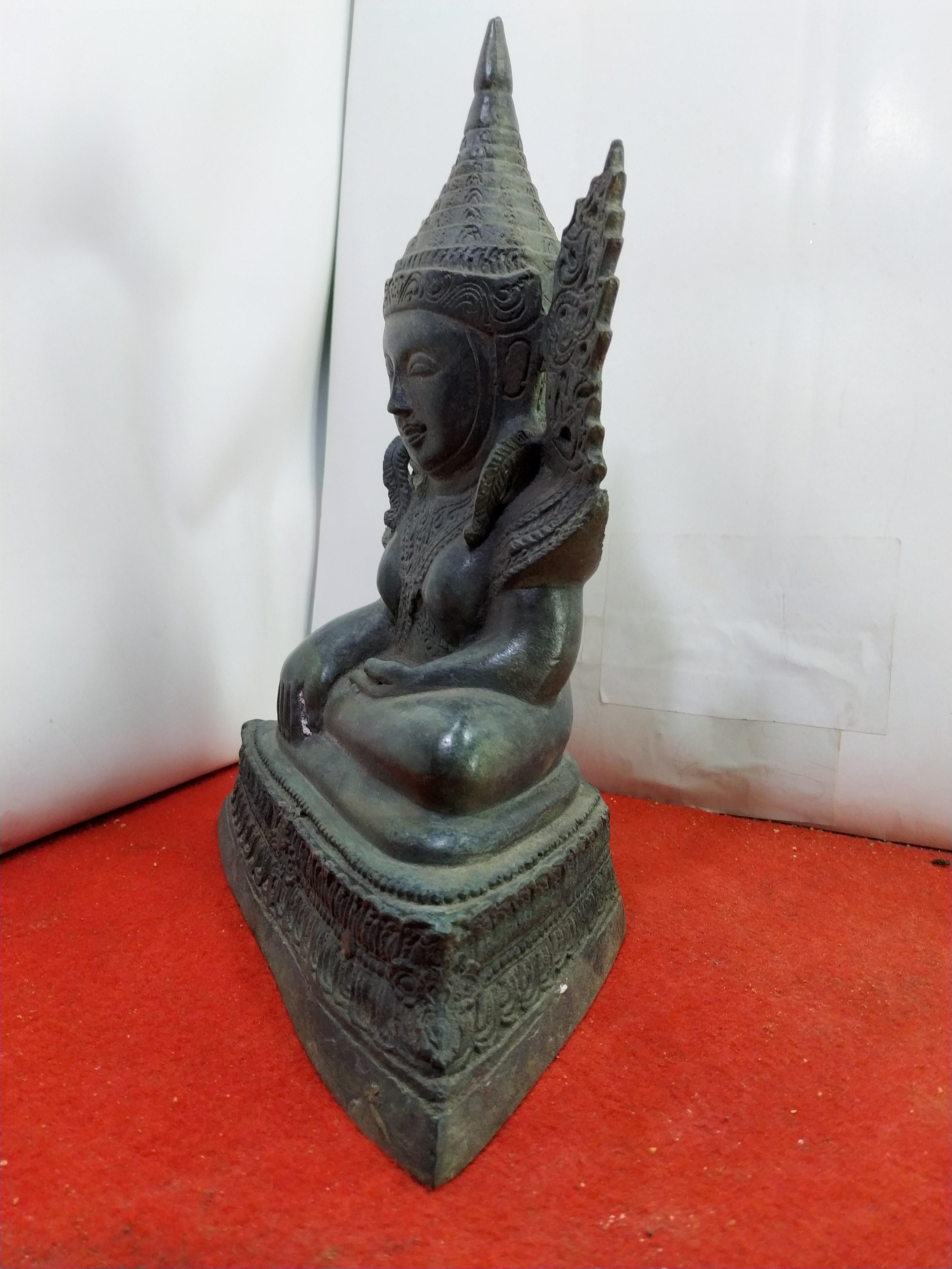 พระมหามัยมุนี หรือ มหาเมียะมุนี ขนาดฐานกว้าง 8 นิ้ว เนื้อโลหะสำริด