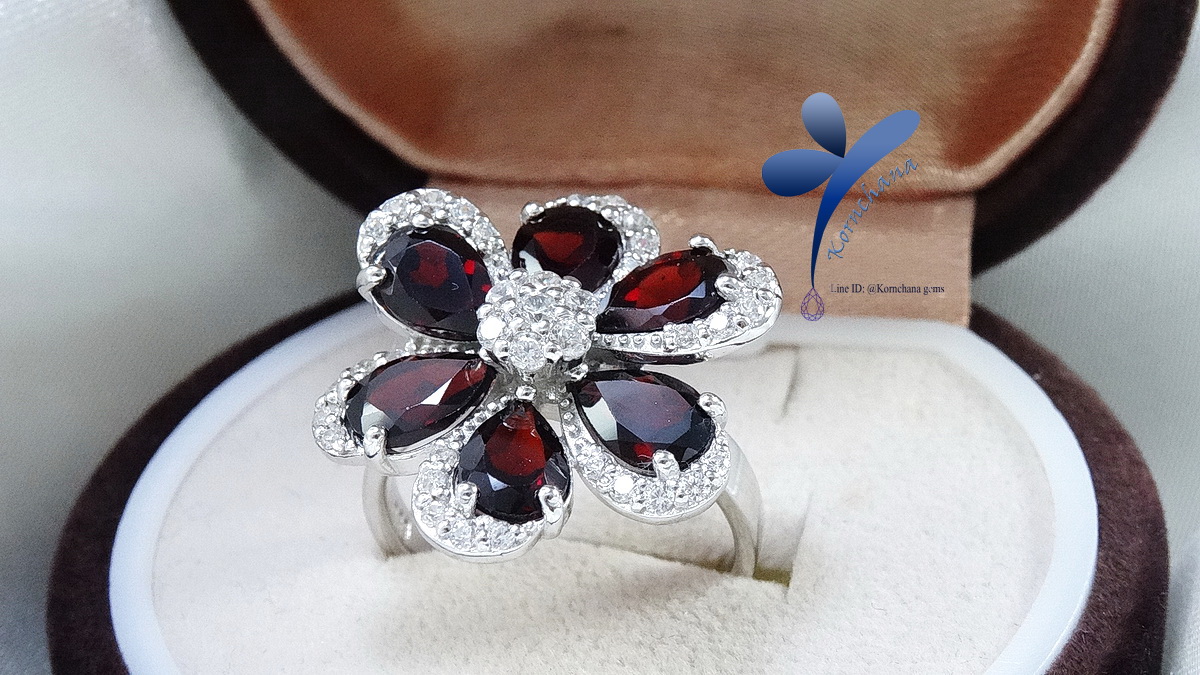 Garnet Flower Ring แหวนพลอยการ์เนทดอกไม้ 6 กลีบสีแดงเข้ม (แหวนพลอยผู้หญิง) ชุบทองคำขาว ตัวเรือนเงิน