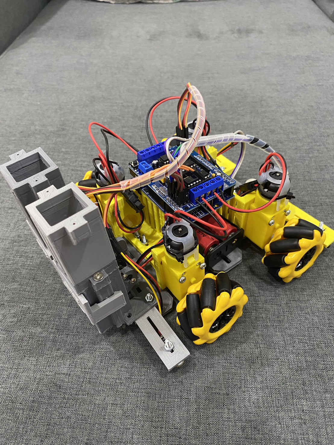 หุ่นยนต์ระดับสูง สพฐ.2024 แบบล้อสไลด์ พร้อม สนามแบบพลาสวูดและลูกบาศก์(แบบประกอบเอง)