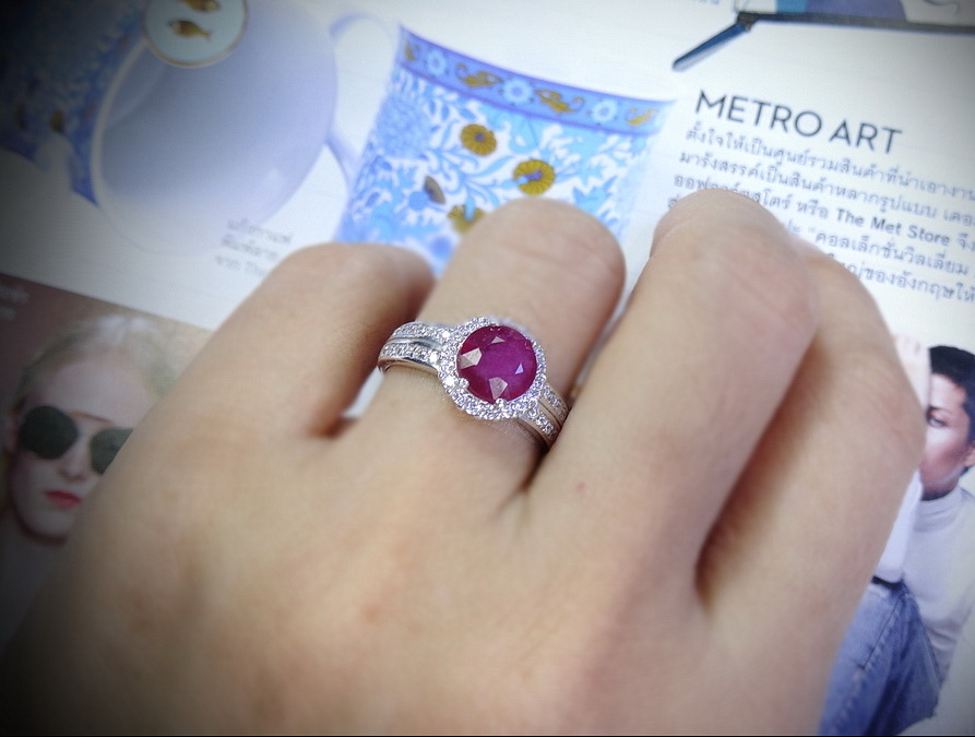 รับทำแหวนทับทิมตามแบบเป็นพลอยทับทิมสีชมพูทรงกลมล้อมเพทาย หรือเพชรแท้ได้ตามความต้องการ คลาสสิคสไตล์ ใส่ได้ตลอด ไม่มีตกยุค สั่งผลิตตัวเรือนทอง 10k,14k,18k หรือทอง 90%